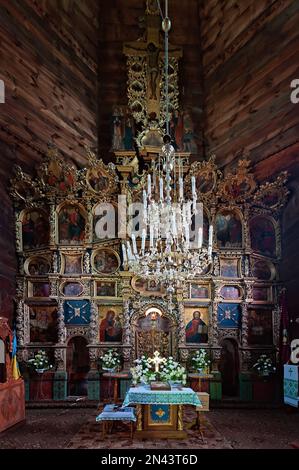 Iconostasi della chiesa di legno della Santissima Trinità nel sobborgo di Zhovkva, Ucraina Foto Stock