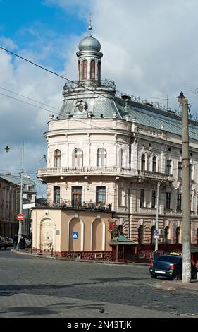 Vecchio edificio altamente decorato del centro di Chernivtsi in Ucraina conosciuto come casa-nave. Foto Stock