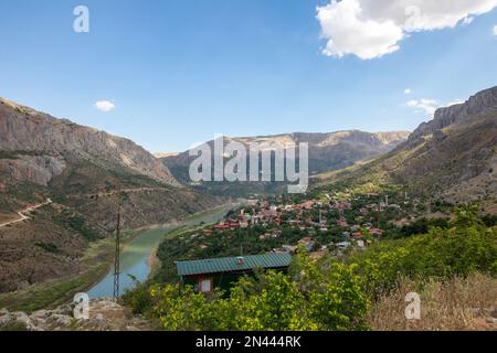 Vista sulla valle della città di Kemaliye. Vista sulle vecchie case di Kemaliye e sul fiume Eufrate. Erzincan Foto Stock