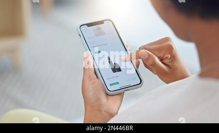 Shopping online e scorrimento attraverso i prodotti per il trucco per trovare una vendita o uno sconto. Mani di una donna che naviga cosmetici sul suo telefono dall'alto Foto Stock