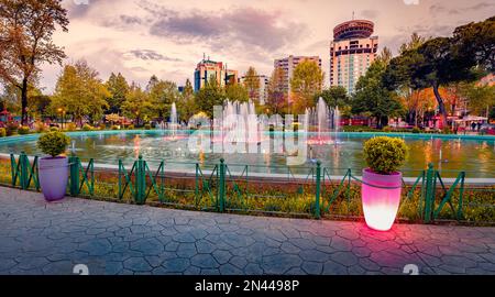 Spettacolare vista primaverile di Piazza Scanderbeg con fontana illuminata. Tramonto pittoresco nella capitale dell'Albania - Tirana. Concetto di viaggio backgroun Foto Stock