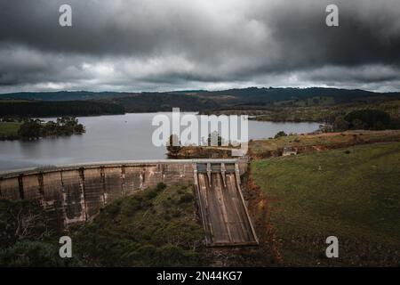 Riserva di Myponga con nuvole di tempesta in un giorno d'inverni Foto Stock