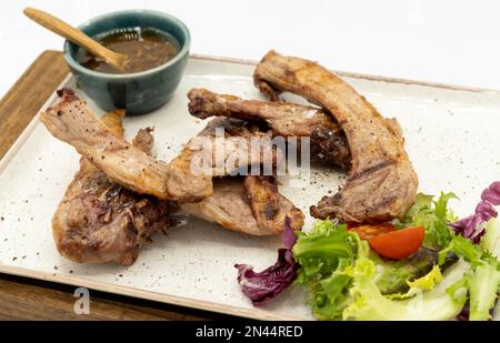 Costolette di agnello alla griglia in un ristorante europeo Foto Stock