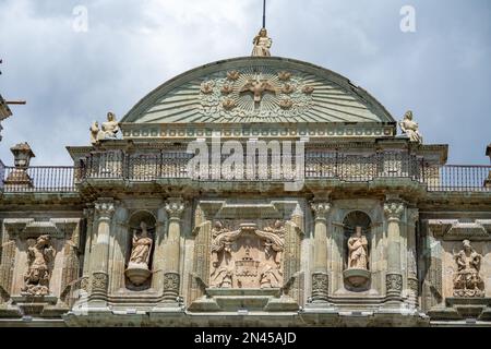 Sculture in pietra sulla facciata della Cattedrale di nostra Signora dell'Assunzione nella storica città di Oaxaca, Messico. Costruito tra il 1573 e il 1773. PA Foto Stock