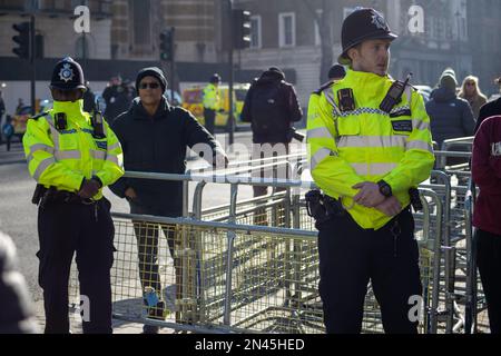 Londra, Regno Unito - Febbraio 8th 2023: Guardia di polizia Downing Street come il presidente ucraino Volodymyr Zelensky effettua la prima visita nel Regno Unito dopo l'invasione russa. Credit: Sinai Noor/Alamy live news (solo per uso editoriale) Foto Stock