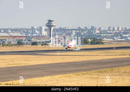 Iberia airbus bianco, rosso e giallo A330-302 A333 con numero di immatricolazione EC-MAA e carrello abbassato per l'atterraggio all'aeroporto di Barajas, Madrid. Foto Stock