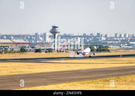 Iberia airbus bianco, rosso e giallo A330-302 A333 con numero di immatricolazione EC-MAA e carrello abbassato per l'atterraggio all'aeroporto di Barajas, Madrid. Foto Stock