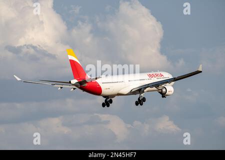 Iberia airbus bianco, rosso e giallo A330-302 A333 con numero di immatricolazione EC-MAA e carrello abbassato per l'atterraggio all'aeroporto di Barajas, Madrid. Foto Stock