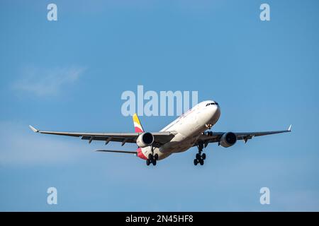 Iberia airbus bianco, rosso e giallo A330-302 A333 con numero di immatricolazione EC-MAA e carrello abbassato per l'atterraggio all'aeroporto di Barajas, Madrid. Foto Stock