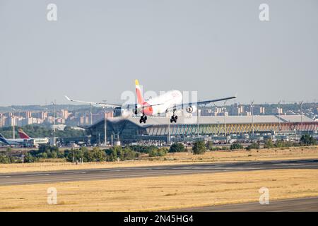 Iberia airbus bianco, rosso e giallo A330-302 A333 con numero di immatricolazione EC-MAA e carrello abbassato per l'atterraggio all'aeroporto di Barajas, Madrid. Foto Stock