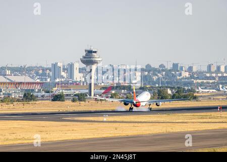 Iberia airbus bianco, rosso e giallo A330-302 A333 con numero di immatricolazione EC-MAA e carrello abbassato per l'atterraggio all'aeroporto di Barajas, Madrid. Foto Stock