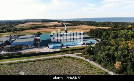 REGIONE DI CHERKASY, UCRAINA, 17 SETTEMBRE 2018: Grande impianto di imballaggio delle mele, impresa, fabbrica nel mezzo del campo. molti magazzini ed edifici industriali, grandi camion,. Foto di alta qualità Foto Stock