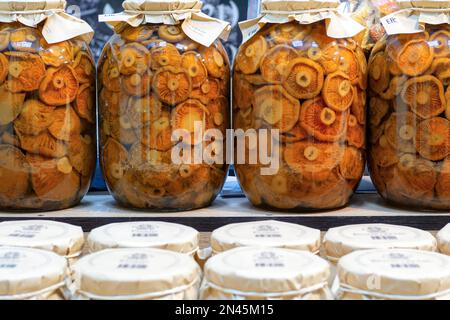 Funghi in scatola in vasetti di vetro in vendita sul mercato russo. Foto Stock