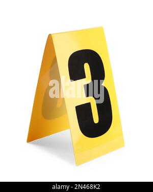 Marcatore giallo della scena del crimine con il numero tre su sfondo bianco Foto Stock