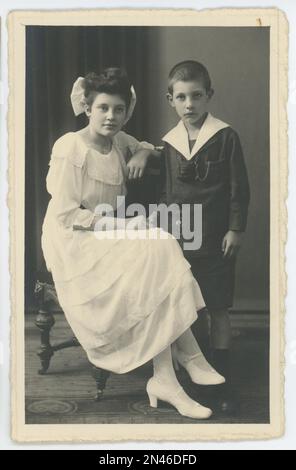 Vecchia foto scattata in Germania intorno al 1910. Un ragazzo in costume da marinaio e la sorella maggiore in abito bianco. Foto Stock