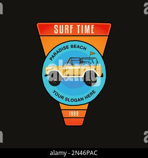 Design del badge Surf Time con auto da surf e pennant. Grafica del logo Summer Travel. Etichetta retrospettiva del vettore stock isolata su sfondo nero Illustrazione Vettoriale