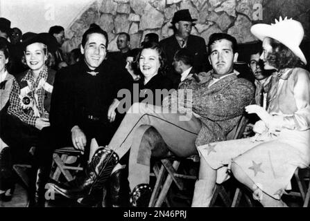 JANE WYMAN HUMPHREY BOGART e sua moglie MAYO METHOT e JOHN PAYNE candido al junket stampa / prima a Virginia City, Nevada nel marzo 1940 del 1940 direttore DELLA CITTÀ DELLA VIRGINIA MICHAEL CURTIZ Warner Bros. Foto Stock