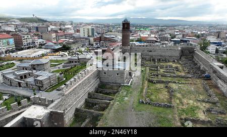 Il Castello di Erzurum fu costruito nel 415 durante l'Impero Bizantino. Una fotografia del castello scattata con un drone. Foto Stock