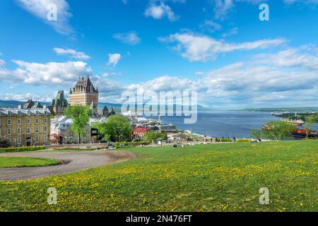 Vista sulla città vecchia di Quebec City con Chateau Frontenac e il fiume San Lorenzo Foto Stock