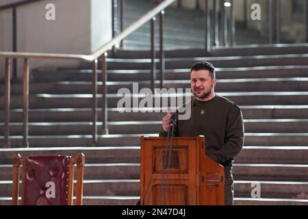 Il presidente ucraino Volodymyr Zelensky si rivolge ai parlamentari della Westminster Hall, Londra, durante la sua prima visita nel Regno Unito dopo l'invasione russa dell'Ucraina. Foto Stock