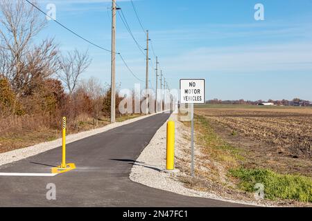 Pista ciclabile multiuso o multiuso con barriere stradali e nessun cartello per veicoli. Percorso ferroviario, attività ricreative all'aperto e concetto di sicurezza pista ciclabile. Foto Stock