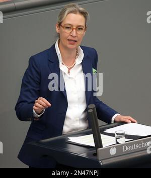 Berlino, Germania. 08th Feb, 2023. Alice Weidel, leader dell'AFD, parla nel Bundestag tedesco dopo la dichiarazione del governo del Cancelliere. Credit: Wolfgang Kumm/dpa/Alamy Live News Foto Stock