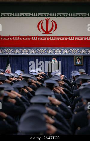 Teheran, Teheran, Iran. 8th Feb, 2023. Questa immagine fornita dall'ufficio del leader supremo iraniano Ayatollah ALI KHAMENEI il 8 febbraio 2023, mostra che ha tenuto un discorso davanti ai comandanti dell'aeronautica in vista del 44th° anniversario della vittoria della rivoluzione islamica, a Teheran, in Iran. Durante questo incontro, il leader ha espresso le sue condoglianze con "i nostri fratelli colpiti dal disastro in Siria e Turchia” per un tragico terremoto che ha causato migliaia di morti in entrambi i paesi. Chiese a Dio Onnipotente misericordia per i defunti e pazienza per i periti, dicendo: "Noi stessi siamo stati Foto Stock