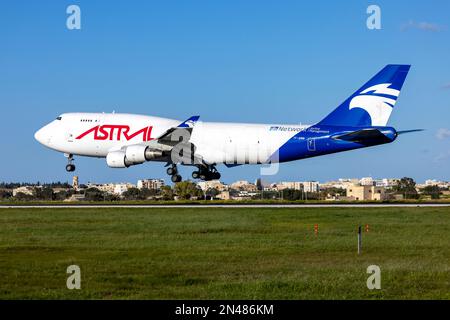 Astral Aviation (Air Atlanta Icelandic) Boeing 747-4H6(BDSF) (Reg.: TF-AMM) in arrivo nel pomeriggio di sole, pista 31. Foto Stock