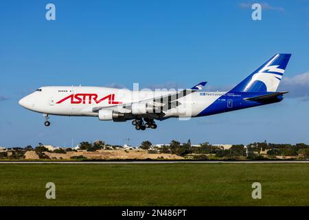 Astral Aviation (Air Atlanta Icelandic) Boeing 747-4H6(BDSF) (Reg.: TF-AMM) in arrivo nel pomeriggio di sole, pista 31. Foto Stock