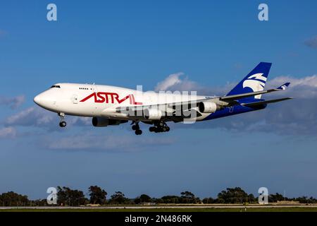 Astral Aviation (Air Atlanta Icelandic) Boeing 747-4H6(BDSF) (Reg.: TF-AMM) in arrivo nel pomeriggio di sole, pista 31. Foto Stock