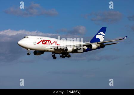 Astral Aviation (Air Atlanta Icelandic) Boeing 747-4H6(BDSF) (Reg.: TF-AMM) in arrivo nel pomeriggio di sole, pista 31. Foto Stock