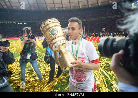 FOTO DI ARCHIVIO: RAFINHA compie 30 anni il 12 febbraio 2023, RAFINHA (M) tiene il trofeo nelle sue mani, giubilo, allegra, gioiosa, grazie, festeggia, giubilo finale, mezza figura, mezza figura, DFB Pokal final, RB Leipzig (L) - FC Bayern Munich (M) 0: 3 allo Stadio Olimpico di Berlino/Germania il 25th maggio 2019. Le normative ##DFL/DFB vietano l'uso di fotografie come sequenze di immagini e/o quasi-video## Â Foto Stock