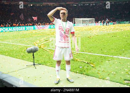 FOTO DI ARCHIVIO: RAFINHA avrà 30 anni il 12 febbraio 2023, RAFINHA (M) è sola sul campo e sta cercando qualcuno, cercando, figura intera, finale della Coppa DFB, RB Leipzig (L) - FC Bayern Monaco (M) 0:3 allo Stadio Olimpico di Berlino/Germania il 25th maggio 2019. Le normative ##DFL/DFB vietano l'uso di fotografie come sequenze di immagini e/o quasi-video## Â Foto Stock