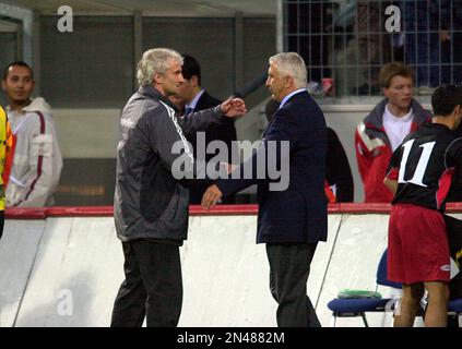 FOTO DI ARCHIVIO: Hans KRANKL festeggia il suo 70th° compleanno il 14 febbraio 2023, calcio, amichevole internazionale Germania - Austria 6:2, allenatore Rudi VOELLER abbraccia l'allenatore austriaco Hans KRANKL dopo la partita, il 18 maggio 2002 ?SVEN SIMON#Huyssenallee 40- 42 #45128 Essen BLZ#36040039 www.photopool.de fax:0201/234539 account 1428150 Commerzbank Essen. Foto Stock