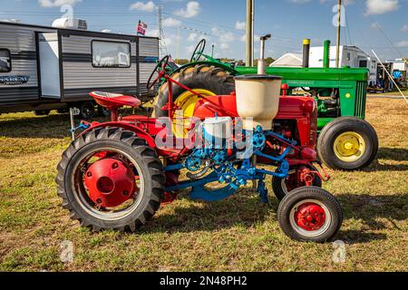 Fort Meade, FL - 22 febbraio 2022: Vista laterale in prospettiva alta di un trattore di Cub Farmall McCormick International Harvester 1952 con falciatrice fertilizzante a Foto Stock