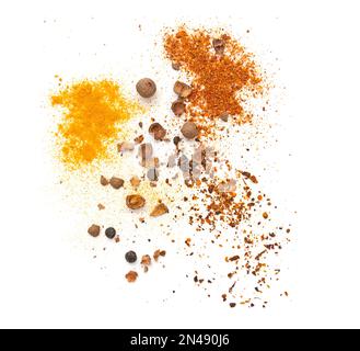 Tipi di stagionatura paprika, curcuma o curcuma, pepe nero allspice isolato su bianco, vista dall'alto Foto Stock