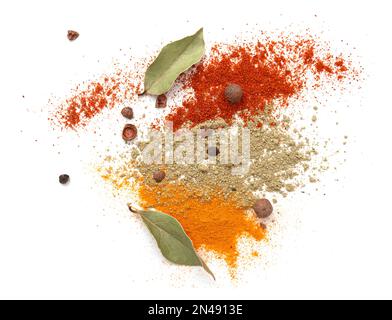 Curcuma secco o curcuma, paprika, pepe, alloro foglia isolato su bianco, vista dall'alto Foto Stock