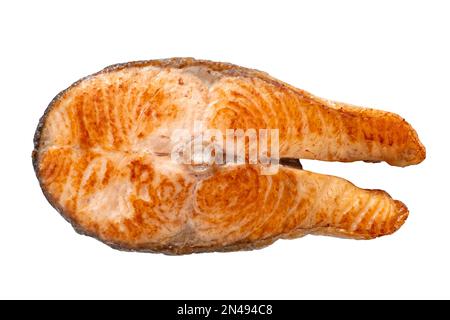 Primo piano della fetta di salmone fritto isolato sul bianco, percorso di ritaglio, vista dall'alto Foto Stock