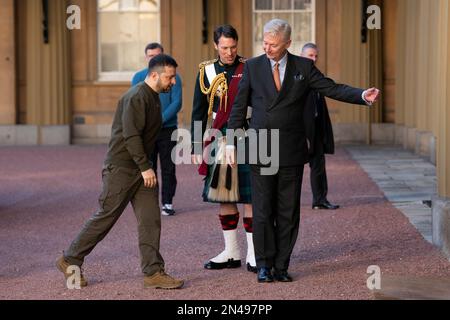 Il presidente ucraino Volodymyr Zelensky viene accolto da Sir Clive Alderton, segretario privato principale di Re Carlo III, mentre arriva per un'udienza con il Re a Buckingham Palace, Londra, durante la sua prima visita nel Regno Unito dopo l'invasione russa dell'Ucraina. Data immagine: Mercoledì 8 febbraio 2023. Foto Stock