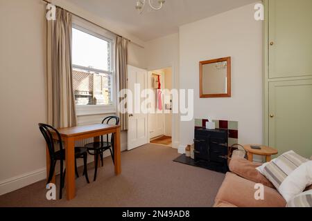 Piccolo cottage arredato sala da pranzo con tavolo e sedia Foto Stock