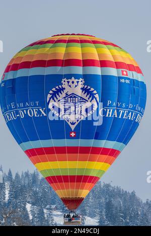 Chateau-d'Oex, Vaud, Svizzera - 23 gennaio 2023: Mongolfiera che vola nel cielo. Mongolfiera con menzione Pays d'enhaut. Festa della mongolfiera. Foto Stock