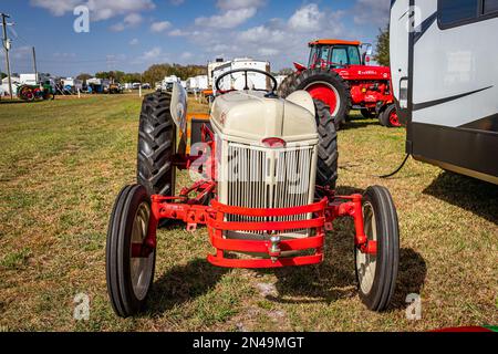 Fort Meade, FL - 22 febbraio 2022: Vista frontale in prospettiva di un trattore Ford 8N 1948 in una fiera locale dei trattori. Foto Stock