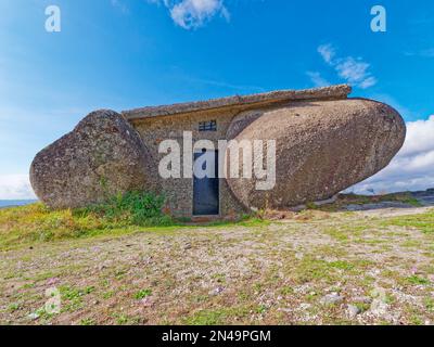Casa di Boulder o Casa do Penedo, una casa costruita tra enormi rocce sulla cima di una montagna a Fafe, Portogallo. Foto Stock