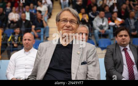 FILE PHOTO: Miroslav Ciro Blazevic durante la partita di calcio umanitaria tra Croazia e Bosnia-Erzegovina stelle del calcio a Travnik, Bosnia-Erzegovina il 5 maggio 2022. Il leggendario allenatore croato di calcio Miroslav 'Ciro' Blazevic, che ha portato la Croazia al bronzo alla Coppa del mondo 1998 in Francia, è morto mercoledì all'età di 87 anni, due giorni prima del suo 88th° compleanno. Blazevic morì a Zagabria dopo una lunga battaglia contro il cancro alla prostata. Foto: Armin Durgut/PIXSELL Foto Stock