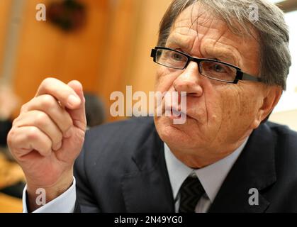 FILE PHOTO: Miroslav Ciro Blazevic posa per un ritratto a Zagabria, Croazia il 30 novembre 2010. Il leggendario allenatore croato di calcio Miroslav 'Ciro' Blazevic, che ha portato la Croazia al bronzo alla Coppa del mondo 1998 in Francia, è morto mercoledì all'età di 87 anni, due giorni prima del suo 88th° compleanno. Blazevic morì a Zagabria dopo una lunga battaglia contro il cancro alla prostata. Foto: Petar Glebov/PIXSELL Foto Stock