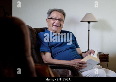 FILE PHOTO: Miroslav Ciro Blazevic posa nella sua casa vicino Kraljevica, Croazia il 18 agosto 2023. Il leggendario allenatore croato di calcio Miroslav 'Ciro' Blazevic, che ha portato la Croazia al bronzo alla Coppa del mondo 1998 in Francia, è morto mercoledì all'età di 87 anni, due giorni prima del suo 88th° compleanno. Blazevic morì a Zagabria dopo una lunga battaglia contro il cancro alla prostata. Foto: Sandra Simunovic/PIXSELL Foto Stock