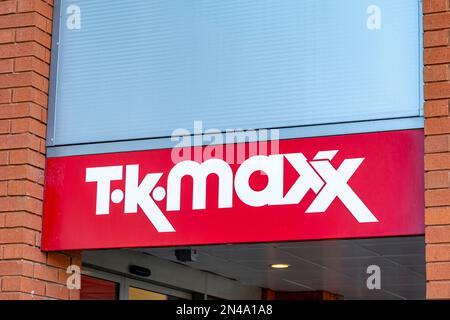 Primo piano del cartello T. K. Maxx sulla parete esterna del Regno Unito Foto Stock