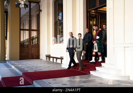 Il presidente ucraino Volodymyr Zelensky (2nd a sinistra) arriva per un pubblico con il re Carlo III, a Buckingham Palace, Londra, durante la sua prima visita nel Regno Unito dopo l'invasione russa dell'Ucraina. Data immagine: Mercoledì 8 febbraio 2023. Foto Stock