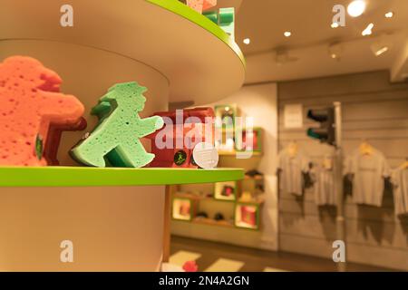 All'interno del negozio di uomini semaforo, o Ampelmännchen. L'uomo verde e rosso con un cappello. Simbolo del semaforo pedonale a Berlino. Foto Stock