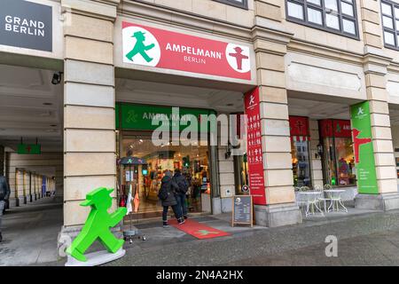 All'interno del negozio di uomini semaforo, o Ampelmännchen. L'uomo verde e rosso con un cappello. Simbolo del semaforo pedonale a Berlino. Foto Stock